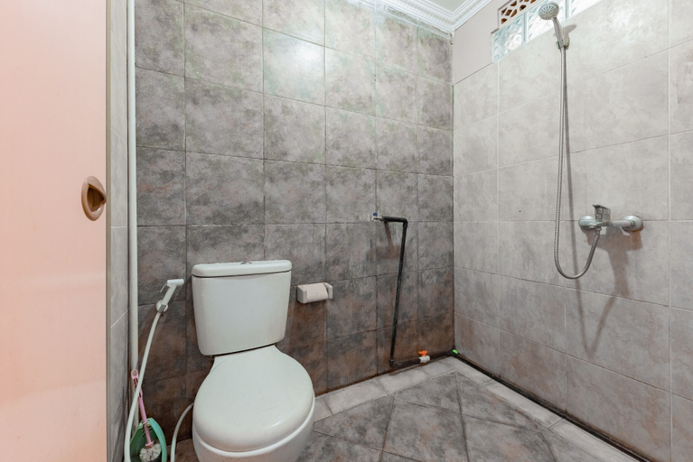 Bathroom 3, RedDoorz Syariah @ Cibadak Sukabumi, Sukabumi