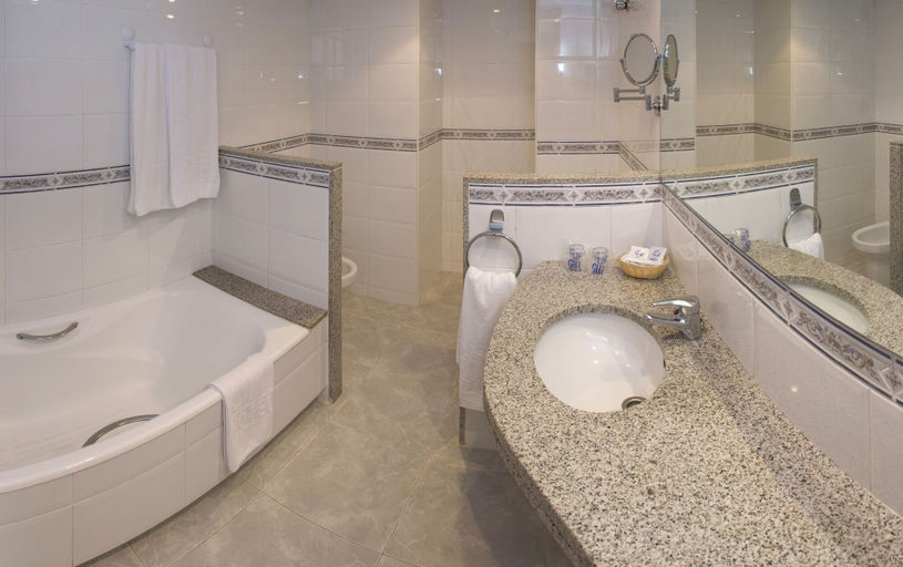 Bathroom 5, Hotel GHT Oasis Park & SPA, Girona
