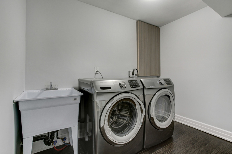 Bathroom 3, QuickStay - Beautiful 5bdrm House in Vaughan, York
