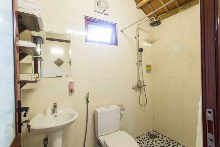 Bathroom 5, Amira Homestay, Hoa Lư