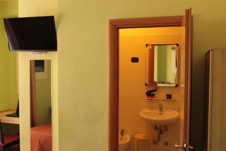 Bathroom 4, Colosseoinn, Rome