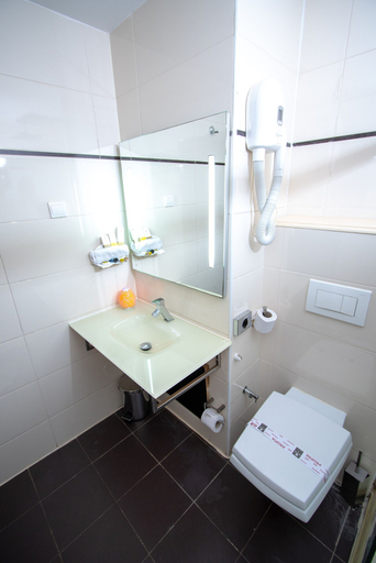Bathroom 5, Hôtel Fleur de Lys Plateau, Dakar