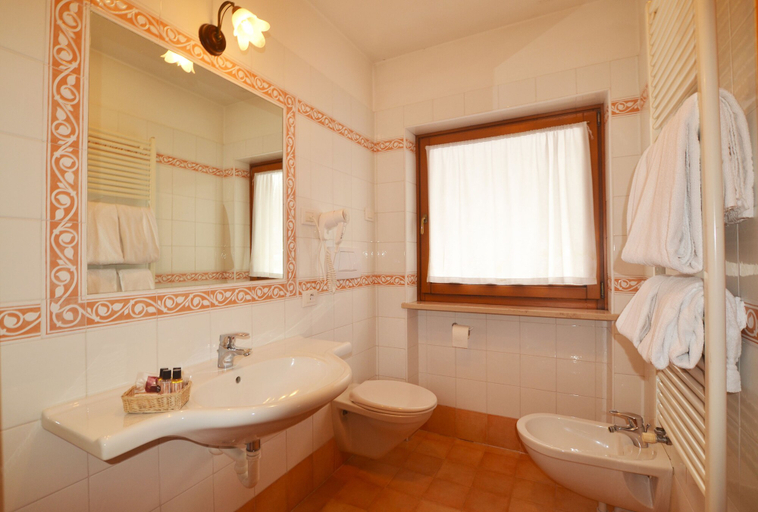 Bathroom 4, Albergo La Montanina, Belluno