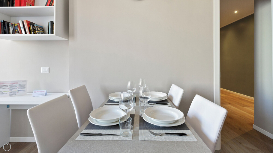 Others 5, Italianway - Largo Allegri 4, Milano