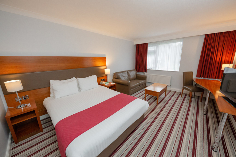 Bedroom 3, Holiday Inn NEWPORT by IHG, Newport