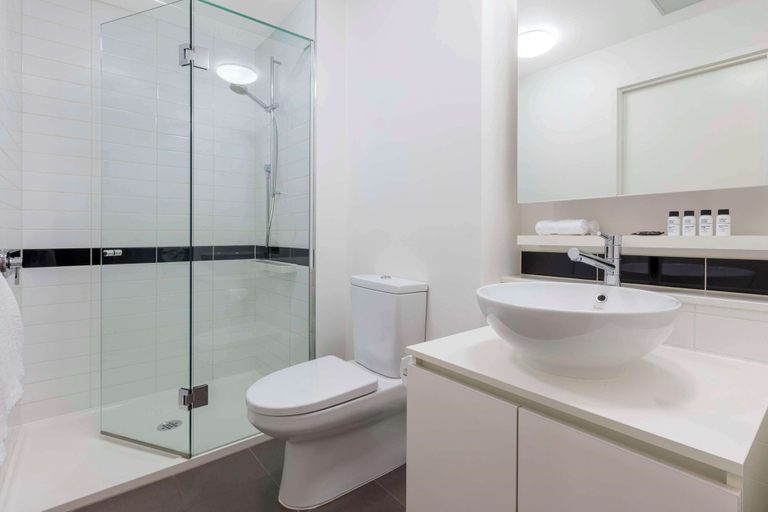Bathroom 5, Oaks Melbourne on William Suites, Melbourne