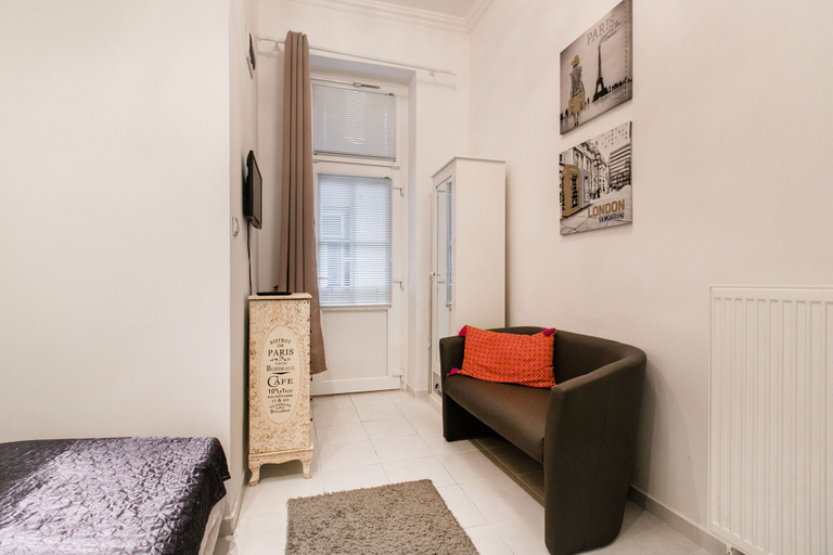 Others 1, Nagy Diofa 18 Apartment II., Budapesti