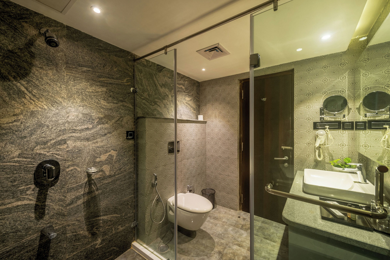 Bathroom 5, Olive Hotel MG Road Dunsvirk Inn by Embassy Group, Bangalore