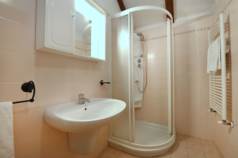 Bathroom 5, Hotel Internazionale, Verbano-Cusio-Ossola