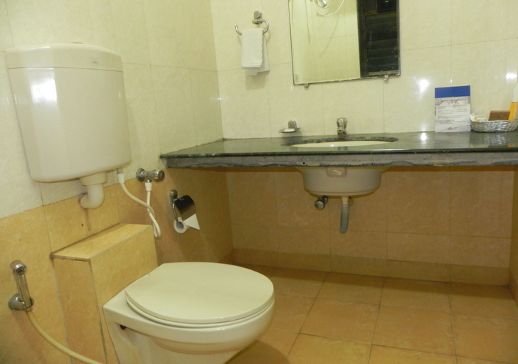 Bathroom 4, Hotel Reeva Suites, Ahmadnagar