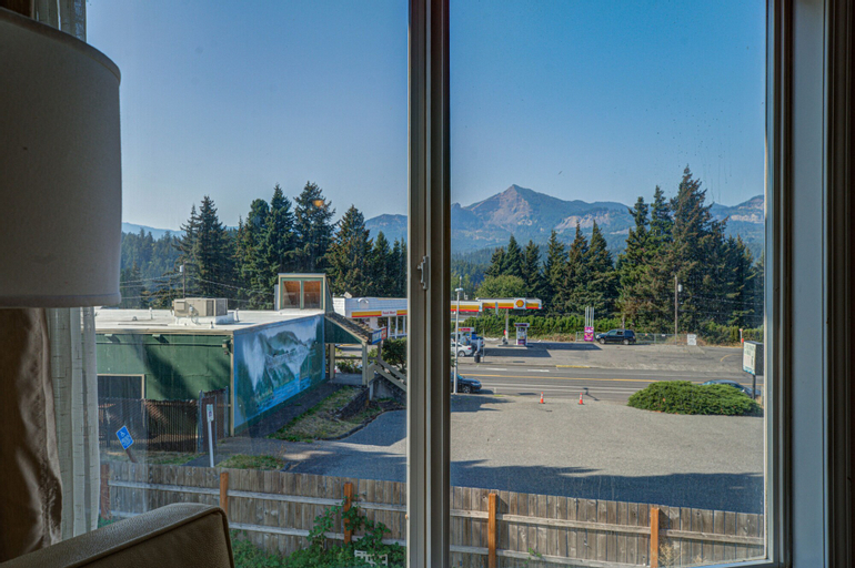 Others 5, Columbia Gorge Inn, Hood River