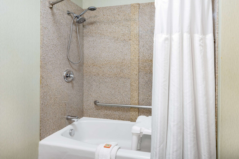 Bathroom 4, Wyndham Garden Kenosha Harborside, Kenosha