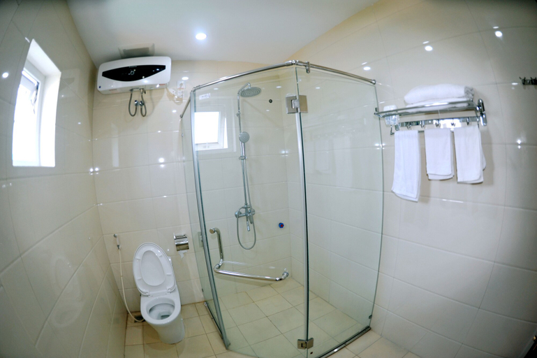 Bathroom 3, Thuan Thanh Hotel, Ninh Bình