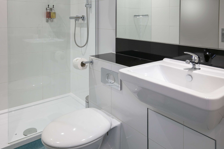 Bathroom 4, Lothersdale Hotel Morecambe by Belvilla, Lancashire