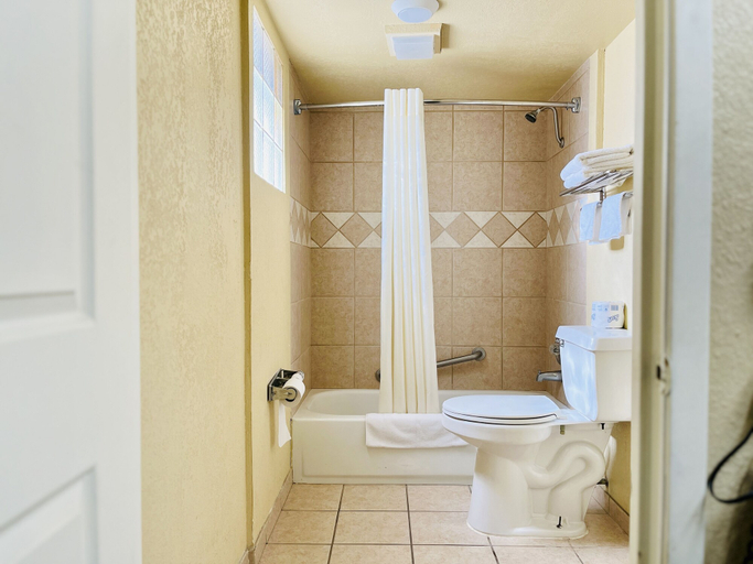 Bathroom 4, Econo Lodge Del Rio, Val Verde