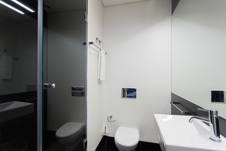 Bathroom 3, Baixa Vintage Three-Bedroom Apartment - by LU Holidays, Lisbon