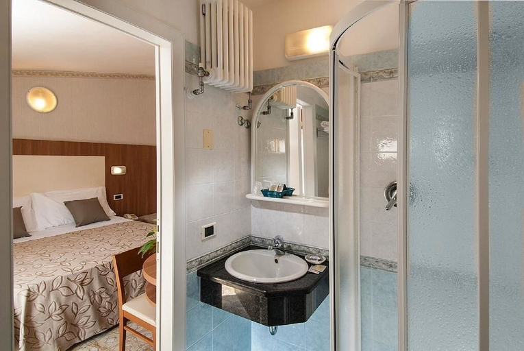 Bathroom 5, Hotel Lina, Rimini