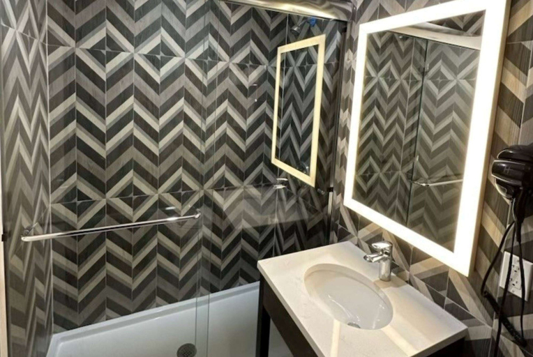 Bathroom 4, Super 8 By Wyndham Brooklyn Pennsylvania Ave, New York