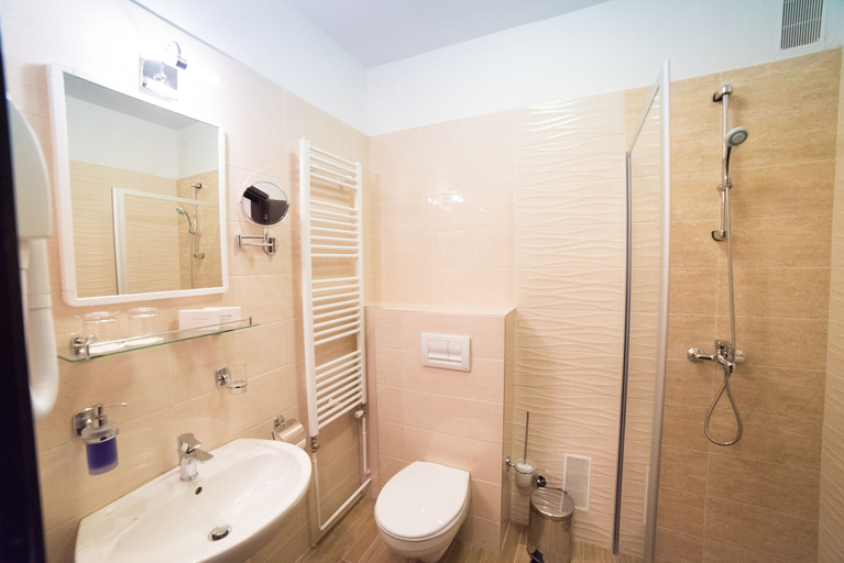 Bathroom 5, Hotel Omorika, Crikvenica