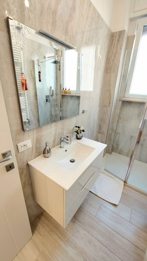 Bathroom 3, Piccolo Mondo Verona, Verona