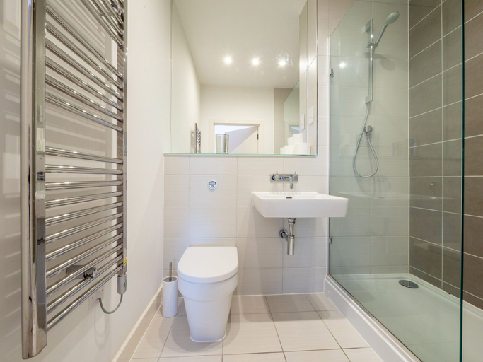 Bathroom, Heron House Apartment, Wokingham