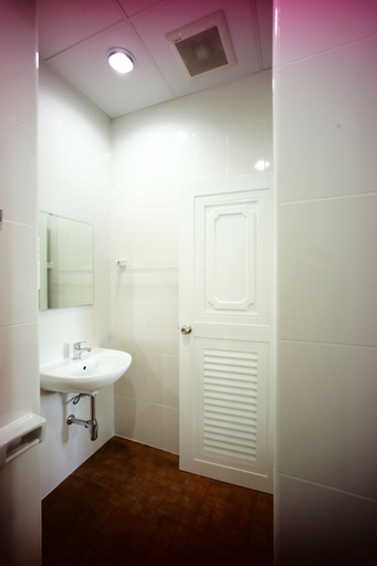 Bathroom 4, 26 Bed and Coffee, Muang Chon Buri