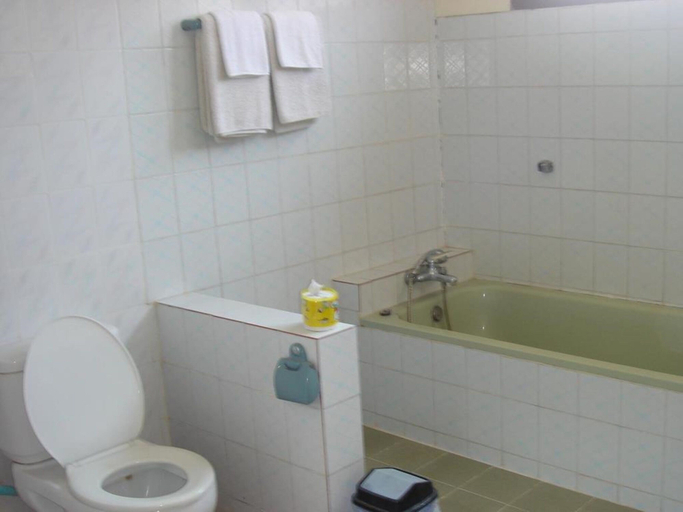 Bathroom 3, Nanda Wunn Hotel - Hostel, Taunggye