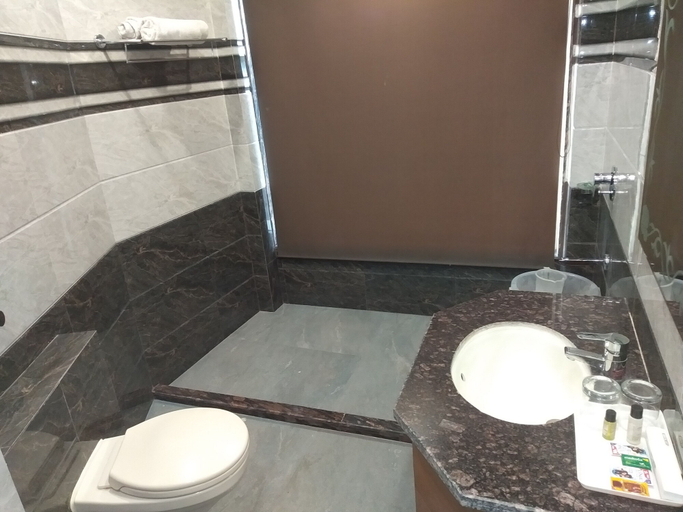 Bathroom 3, Hotel New York Plaza, Una