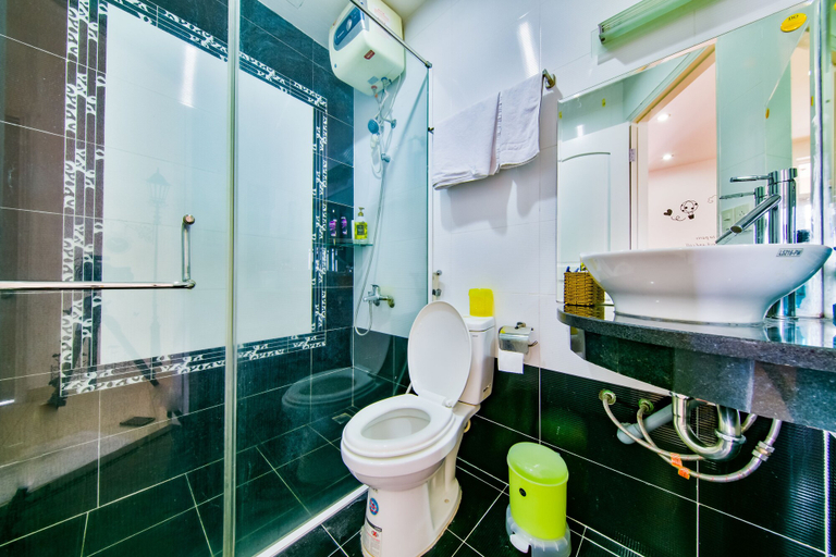 Bathroom 4, Victorian Hotel, District 7