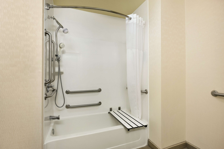 Bathroom 4, Hampton Inn Wichita Falls Sikes Senter Mall, Wichita
