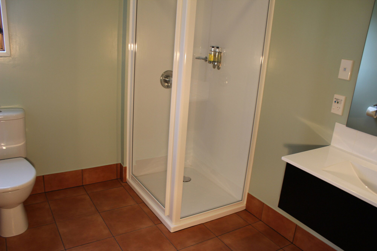 Bathroom 4, Townsman Motor Lodge, Invercargill