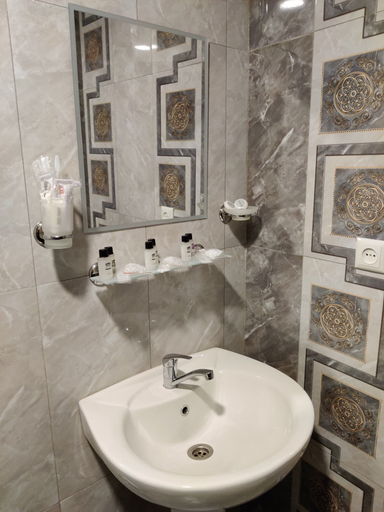 Bathroom 5, Richmind Hotel