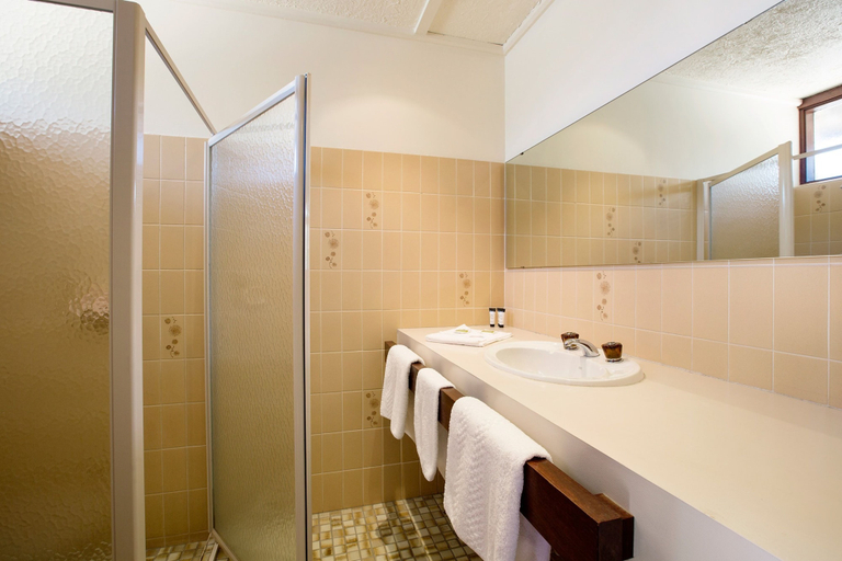 Bathroom 5, Leisure Inn, Rockingham
