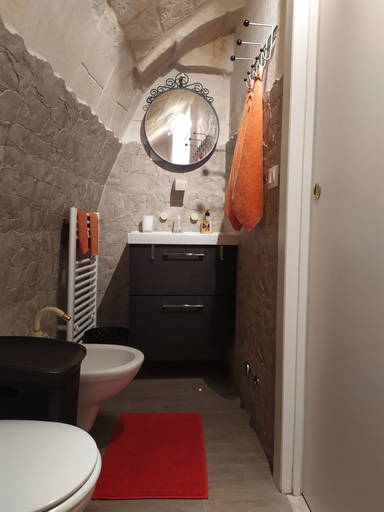 Bathroom 5, Al Fly, Bari
