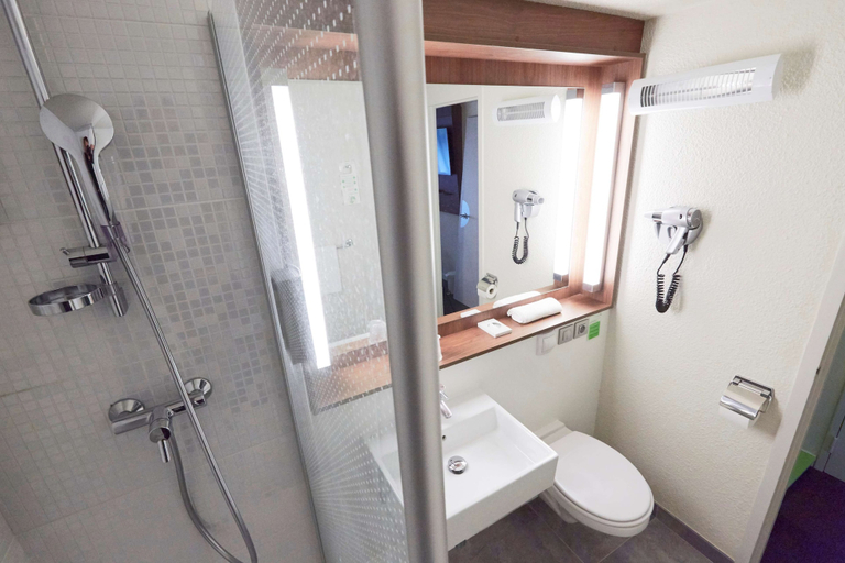 Bathroom 4, Campanile Senlis, Oise
