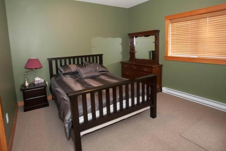 Bedroom 2, Brookside by Apex Accommodations, Okanagan-Similkameen