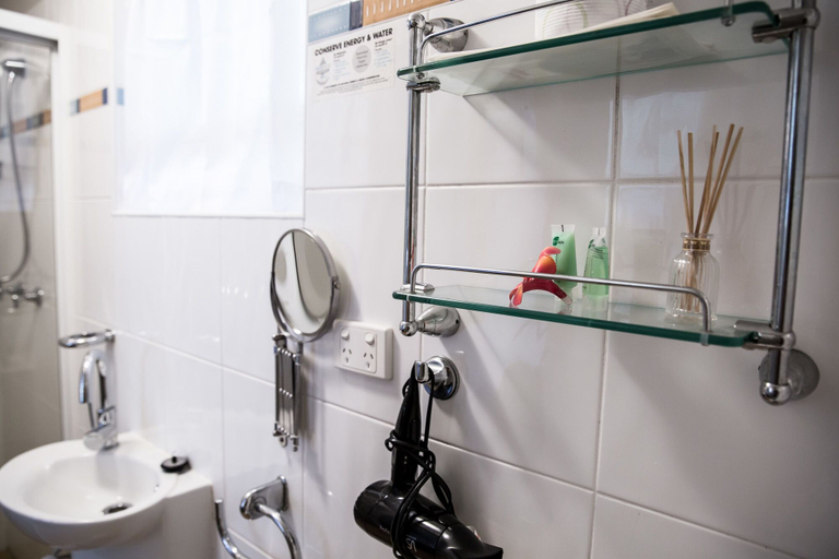 Bathroom 4, Tall Trees Motel, Tamborine Mountain