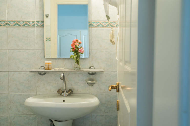 Bathroom, Paradise Inn, Ionian Islands