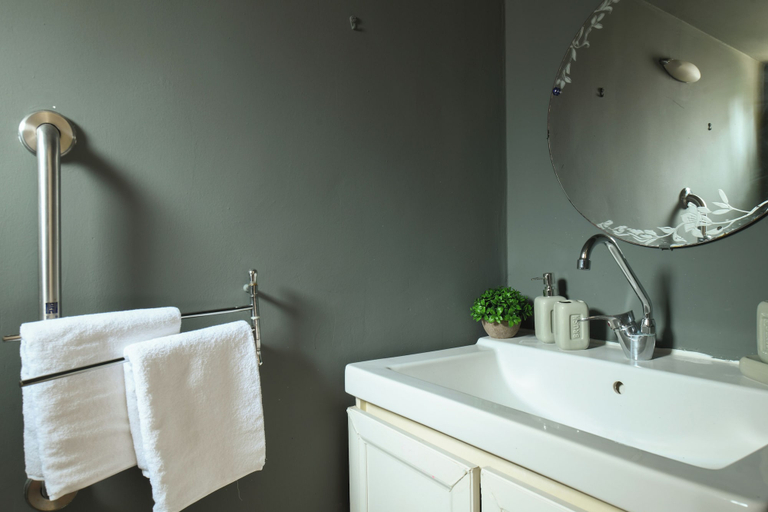 Bathroom 3, Homey Sea-Side Apartment by Sea N' Rent