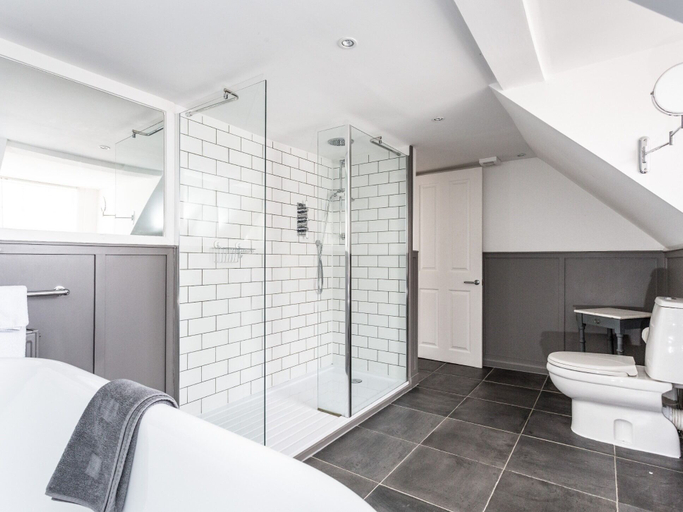 Bathroom 5, The Crown & Kitchen, East Lothian