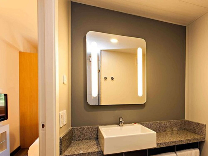 Bathroom 3, Ibis Pilar, Pilar