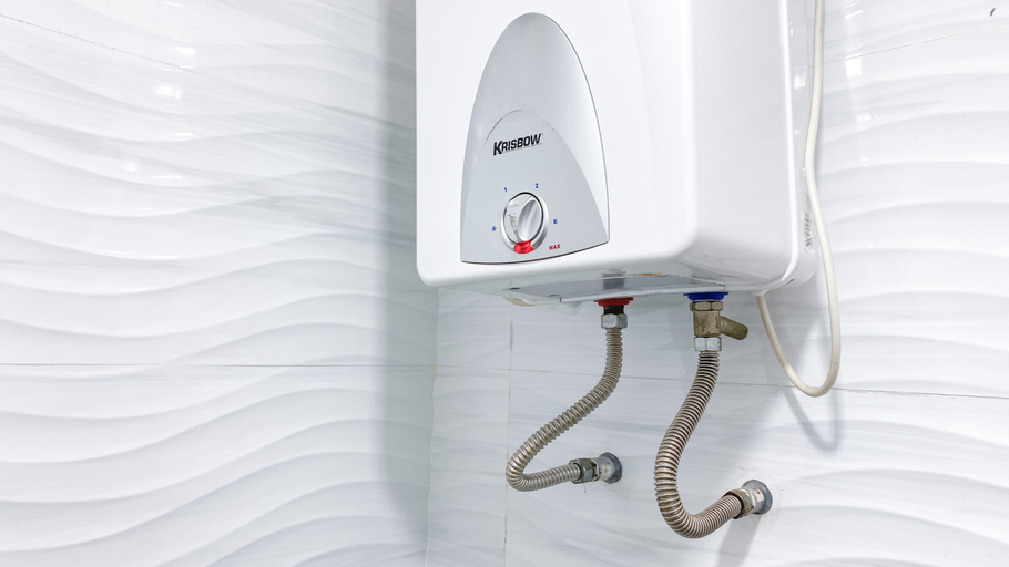 Bathroom 3, Simple and Comfy 1BR Permata Eksekutif Apartment By Travelio, Jakarta Barat