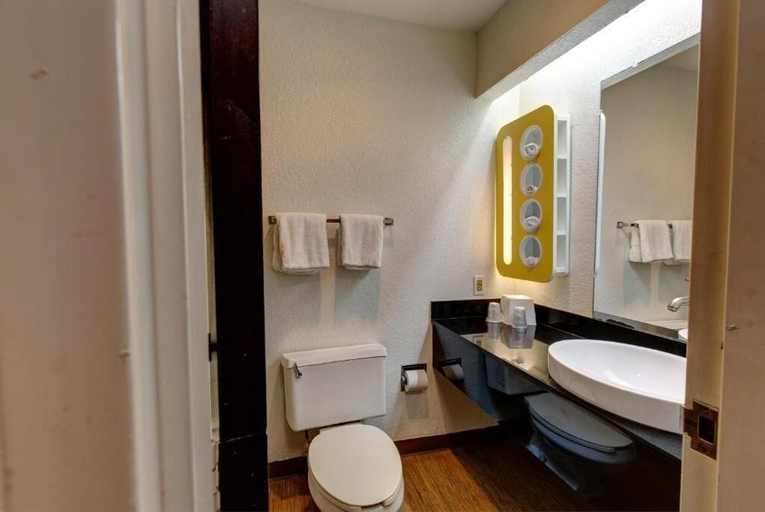 Bathroom 5, Executive Inn & Suites, Houston