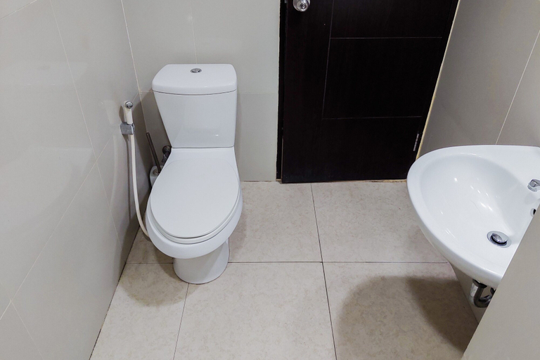 Bathroom 5, Nice and Cozy Studio Apartment at Atria Gading Serpong Residence By Travelio, Tangerang