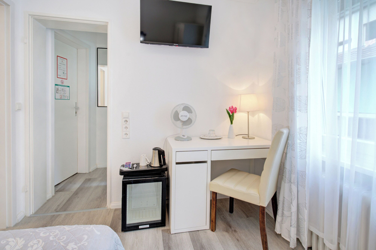 Bedroom 3, Hotel Loehr, Baden-Baden
