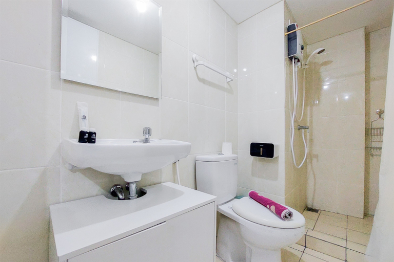 Bathroom 5, Homey and Modern 2BR Apartment at M-Town Residence By Travelio, Tangerang