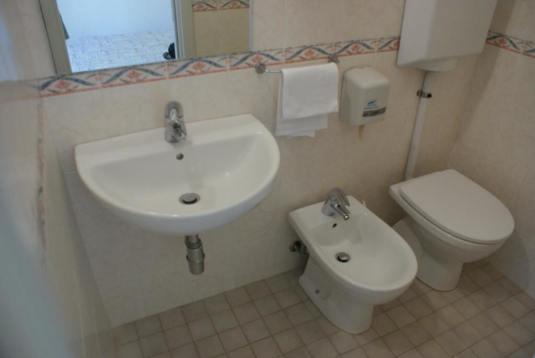 Bathroom, Pensione Londra, Rimini
