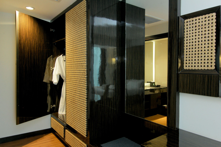 Bathroom 10