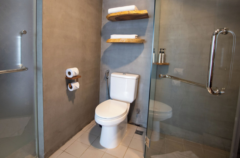 Bathroom 4, DACO Hotel, Siem Reap
