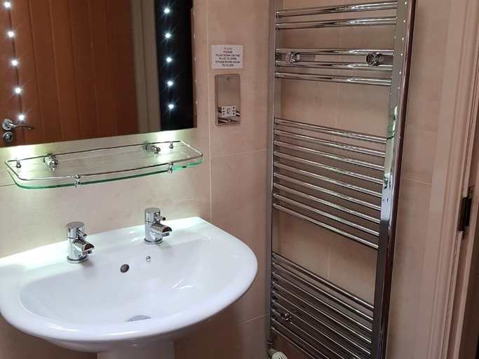 Bathroom 3, The Oak Inn Staplow, Herefordshire